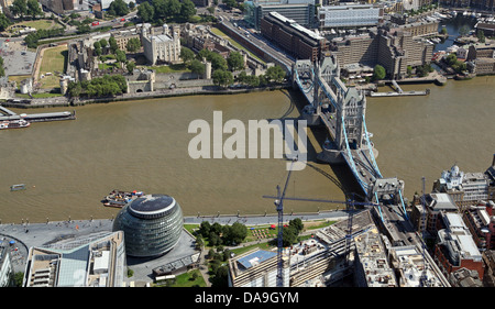 Luftbild von der Themse mit City Hall, London, Tower Bridge und Tower of London Stockfoto