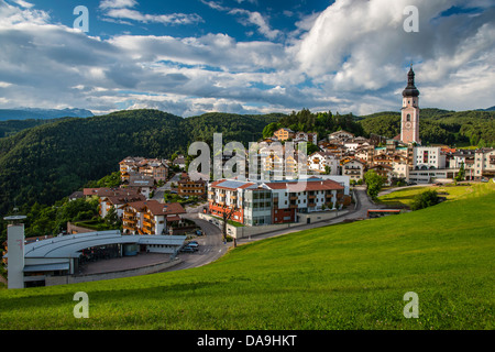 Panoramablick über die Berge Dorf von Castelrotto Kastelruth, Südtirol oder Südtirol, Italien Stockfoto