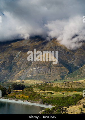 Lake Wakatipu, einer der schönsten Seen in Neuseeland, umgeben von Bergen und auf den Weg durch die Wolken und blauer Himmel Stockfoto