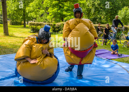 Paris, Frankreich, junge Leute, zwei Sumo Ringer spielen Kämpfen im Kostüm außerhalb in Bois de Vincennes' Fett entspricht. Stockfoto