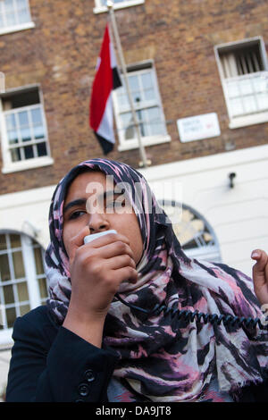 London, UK. 8. Juli 2013. Eine Frau-Adressen die Masse als London Ägypter protestieren gegen die Tötungen früher in den Tag, der Anti-Putsch Demonstranten, wo mehr als 50 Männer, Frauen und Kinder Leben in Ägypten ums. Bildnachweis: Paul Davey/Alamy Live-Nachrichten Stockfoto