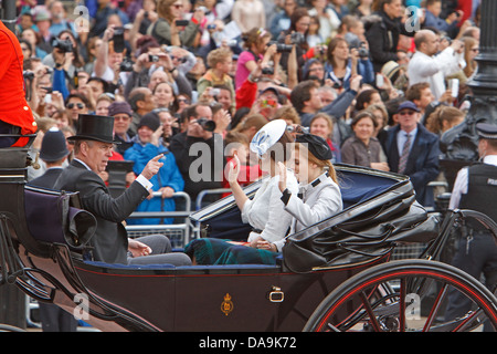 Prinz Andrew mit seinen Töchtern Eugenie & Beatrice zurück nach trooping die Farbe 2013 in Buckingham Palace. Stockfoto