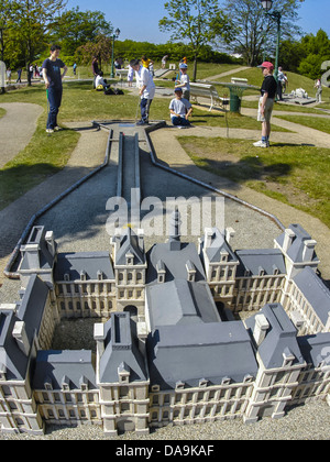 PARIS, Frankreich - Familien im Park spielen Spiele, Minigolf in, 'Parc de Vincennes', (Modell des Hotels de Ville, Rathaus Gebäude). Stockfoto