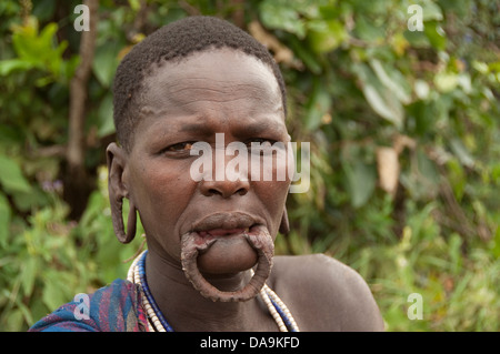 Suri (Surma) Frau ohne Mundlochplatte und Ohrlöcher, Äthiopien Stockfoto