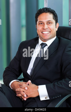 fröhlichen indischen Geschäftsmann sitzen im modernen Büro Stockfoto