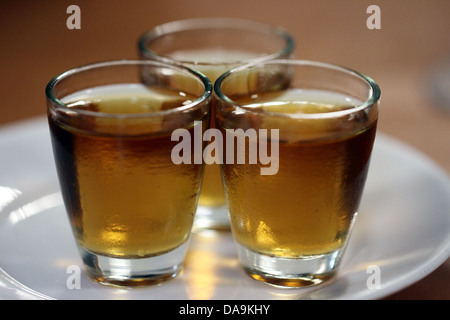 3 Aufnahmen von Alkohol Stockfoto