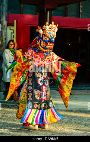 Paris, Fra-Nce, tibetischen Mönch in Tracht, Durchführung der rituellen schwarzen Hut Tanz, buddhistische Zeremonie, Pagode Stockfoto