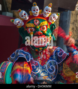 Paris, Fra-nce, tibetischer Mönch in traditioneller Maske, ritueller Black hat Dance, buddhistische Zeremonie, Pagodentempel, tibeter Stockfoto