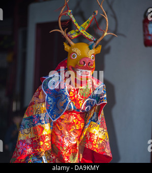 Paris, Fra Nce, tibetischer Mönch im traditionellen Kostüm, Maske, Durchführung der rituellen "Black Hat" Tanz, buddhistische Zeremonie, Pagode Stockfoto