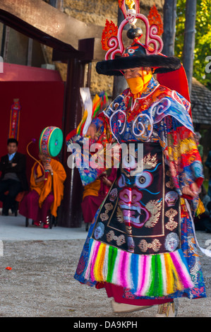 Paris, Fra-Nce, tibetischen Mönch in Tracht, Durchführung der rituellen schwarzen Hut Tanz, buddhistische Zeremonie, Pagode Stockfoto