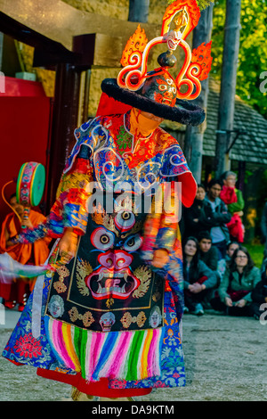 Paris, Fra-Nce, tibetischen Mönch in Tracht, Durchführung der rituellen schwarzen Hut Tanz, buddhistische Zeremonie, Pagode Stockfoto