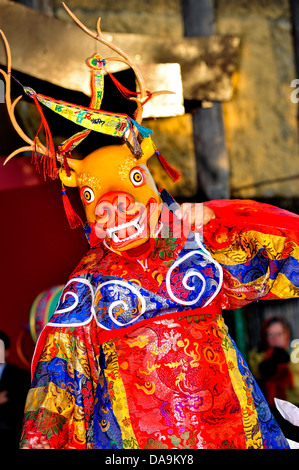 Paris, Fra Nce, tibetische Mann in Tracht, Durchführung ritueller "Black Hat" Tanz, in Maske, buddhistische Zeremonie, Pagode Stockfoto