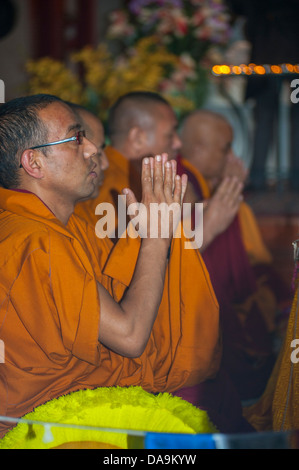 Paris, Fra-Nce, tibetischen Mönch in Tracht, beten in buddhistischen Zeremonie, Pagode Stockfoto