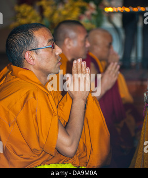 Paris, Fra-nce, tibetischer Mönch in traditioneller Tracht, betender Altar in buddhistischer Zeremonie, Pagode-Tempel, tibet Stockfoto