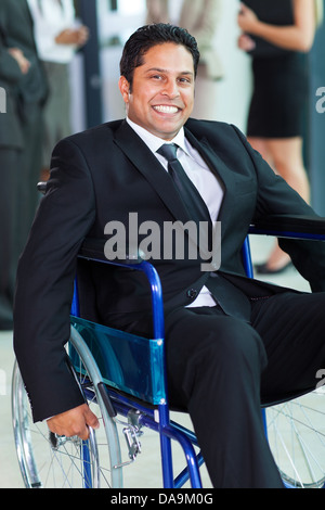 optimistische behinderten Geschäftsmann im Rollstuhl Stockfoto