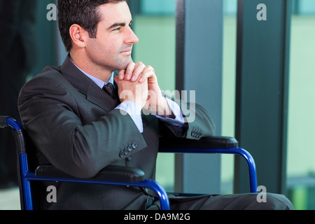 Behinderten Geschäftsmann im Rollstuhl draußen vor dem Fenster suchen Stockfoto