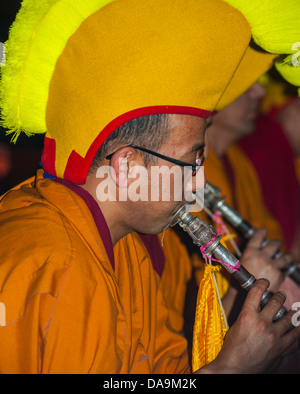 Paris, Fra-Nce, tibetischen Mönch in traditioneller Tracht Musizierens in buddhistischen Zeremonie, Pagode Stockfoto