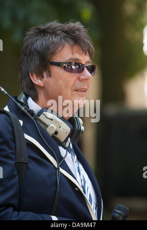 London, UK. 8. Juli 2013. Ehemalige Radio 1 DJ Mike Reid arbeiten bei RHS Hampton Court Palace Flower Show. Bildnachweis: Martyn Wheatley/Alamy Live News Stockfoto