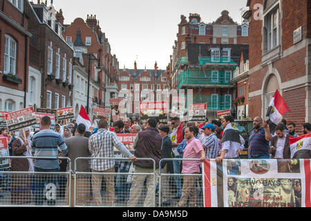 London, UK. 8. Juli 2013. Teil der Masse bei der ägyptischen Botschaft als britische Ägyptern protestierten gegen die Tötungen früher in den Tag, Anti-Putsch Demonstranten, wo mehr als 50 Männer, Frauen und Kinder Leben in Ägypten ums. Bildnachweis: Paul Davey/Alamy Live-Nachrichten Stockfoto