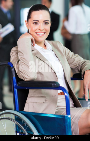 optimistische behinderte junge Frau in der modernen Geschäftswelt Stockfoto