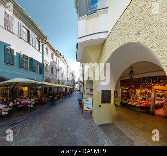 Italien, Europa, Südtirol, Südtirol, obere Etsch, Südtirol, Meran, Meran, Laubengasse, Via Portici, Stadt, Dorf, Herbst, p Stockfoto