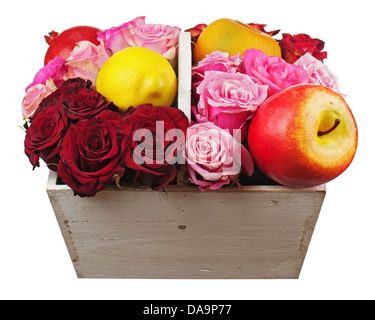 Blumen-Arrangement von roten Rosen und Obst in hölzernen Korb isoliert auf weißem Hintergrund. Closeup. Stockfoto