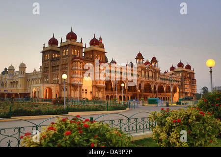 Indien, Süd-Indien, Asien, Karnataka, Mysore, Palast, Architektur, bunt, Garten, Palast, Skyline, Sonnenuntergang, touristische, Turm Stockfoto