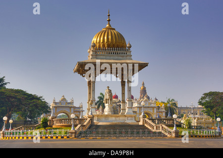 Indien, Süd-Indien, Asien, Karnataka, Mysore, Palast, Nordeingang, Chamaraja Kreis, Maharaja Statue, Chamaraja Kreis, im Norden, Stockfoto