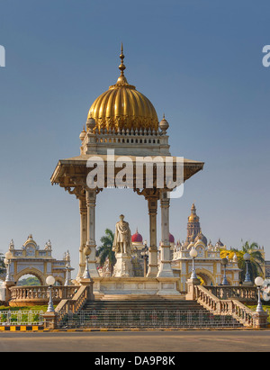 Indien, Süd-Indien, Asien, Karnataka, Mysore, Palast, Nordeingang, Chamaraja Kreis, Maharaja Statue, Chamaraja Kreis, im Norden, Stockfoto