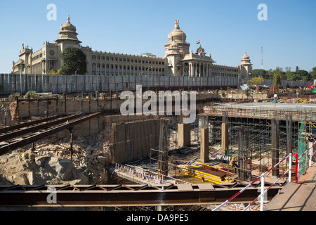Indien, Süd-Indien, Asien, Karnataka, Bangalore, Innenstadt, Vidhana Soudha, Gebäude, Parlament, u-Bahnstation unter Erfah Stockfoto