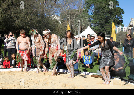 Hyde Park North Sydney, NSW, Australien. 8. Juli 2013. NAIDOC in der Stadt fand im Hyde Park North statt und bot Gelegenheit, die Kultur der Aborigines und Traditionen kennenzulernen. Die Veranstaltung vorgestellten traditionelle Kunst, Tanz, Essen und Gesang. Kredit Kredit: Richard Milnes / Alamy Live News. Stockfoto