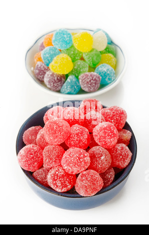 gummiartige Bonbons in blau Schüssel auf weißem Hintergrund Stockfoto