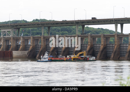 Ein Lastkahn betreibt unter dem Chickamauga Damm auf dem Tennessee River bei bewölktem Himmel Stockfoto