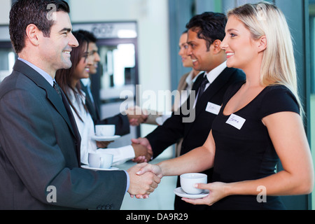 Gruppe von Unternehmen Menschen Handshake beim seminar Stockfoto