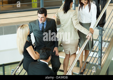 Gruppe von beschäftigt Büroangestellte gehen auf Treppen Stockfoto