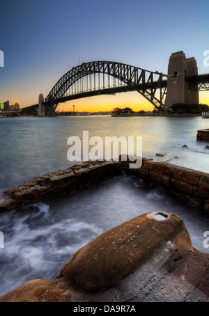 Sydney Harbour Bridge mit Felsen im Vordergrund Stockfoto