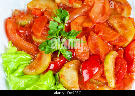 Braten von Zucchini, Tomaten, Paprika und Karotten Stockfoto