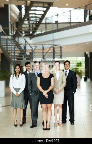 in voller Länge Portrait von Gruppe Geschäftsleute in modernen Büro Stockfoto