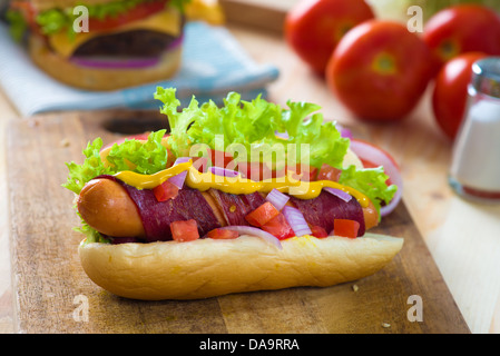 Hot Dog und Speck, serviert mit Senf Tomaten und jede Menge Hintergründe Stockfoto