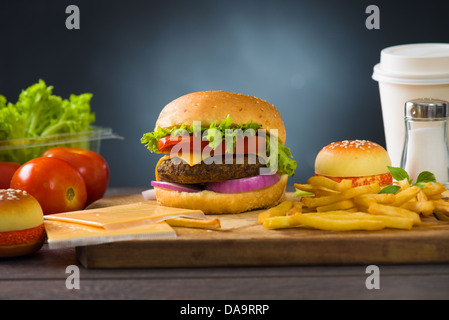 Fast-Food-Hamburger, Hot-Dog-Menü mit Burger, Pommes frites, Tomaten-Getränke und vieles mehr Stockfoto