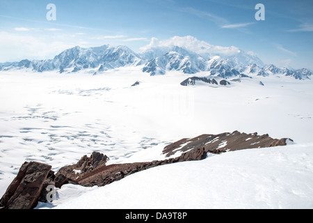 Ein Blick von einem Nunatak höchsten Berg Mount Logan, Kanada, in den Eisfeldern des Yukons St. Elias Mountains, Kanada. Stockfoto