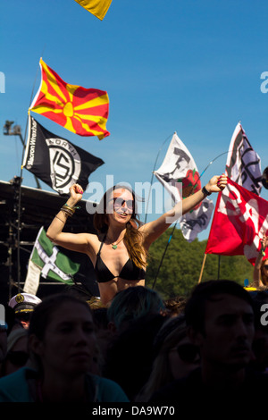 Ein Mädchen in der Menge beobachten Ben Howard Auftritt beim Glastonbury Festival 2013. Stockfoto