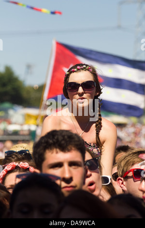 Das Publikum beobachten Ben Howard Auftritt beim Glastonbury Festival 2013. Stockfoto