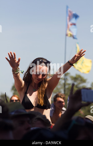 Ein Mädchen in der Menge beobachten Ben Howard Auftritt beim Glastonbury Festival 2013. Stockfoto