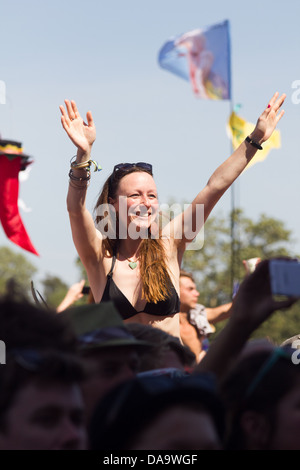 Ein Mädchen in der Menge beobachten Ben Howard Auftritt beim Glastonbury Festival 2013. Stockfoto