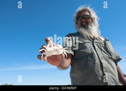 Mudcrabbing mit der einheimischen Tour guide Brian Lee in den Mangroven in der Nähe von One Arm Point, Cape Leveque, Dampier Peninsula Stockfoto