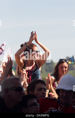 Ein Mädchen in der Menge beobachten Ben Howard Auftritt beim Glastonbury Festival 2013. Stockfoto