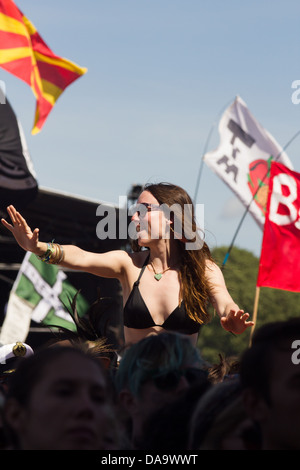 Ein Mädchen in der Menge beobachten Ben Howard Auftritt beim Glastonbury Festival 2013. Stockfoto