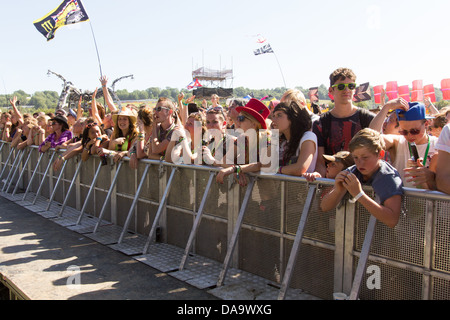 Das Publikum beobachten Ben Howard Auftritt beim Glastonbury Festival 2013. Stockfoto