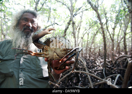 Mudcrabbing mit der einheimischen Tour guide Brian Lee in den Mangroven in der Nähe von One Arm Point, Cape Leveque, Dampier Peninsula Stockfoto